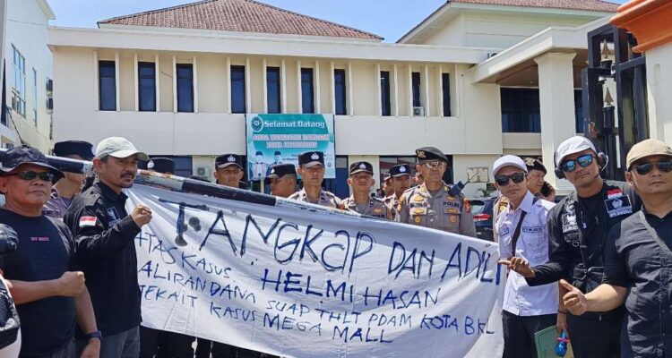 Massa FABB Pertanyakan Alasan Hakim Tak Hadirkan Mantan Wali Kota dalam Kasus PDAM Massa FABB Pertanyakan Alasan Hakim Tak Hadirkan Mantan Wali Kota dalam Kasus PDAM