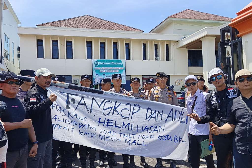 Massa FABB Pertanyakan Alasan Hakim Tak Hadirkan Mantan Wali Kota dalam Kasus PDAM
