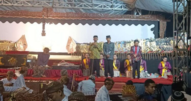 Pagelaran Wayang Kulit Bersih Desa Gandekan Disertai Sosialisasi Pajak Bumi Bangunan