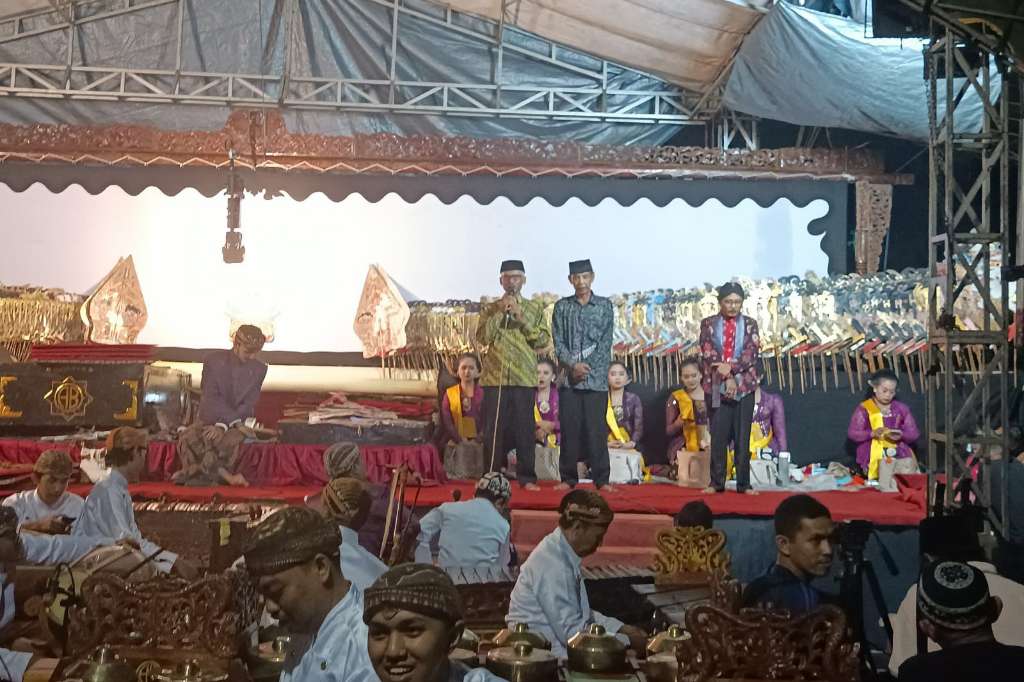 Pagelaran Wayang Kulit Bersih Desa Gandekan Disertai Sosialisasi Pajak Bumi Bangunan
