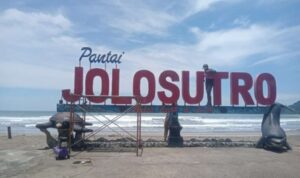 Pantai Jolosutro Menjadi Destinasi Wisata Perhutani Unggulan di Pesisir Blitar