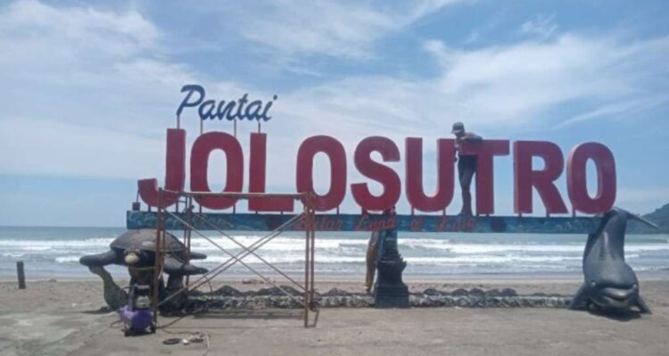 Pantai Jolosutro Menjadi Destinasi Wisata Perhutani Unggulan di Pesisir Blitar