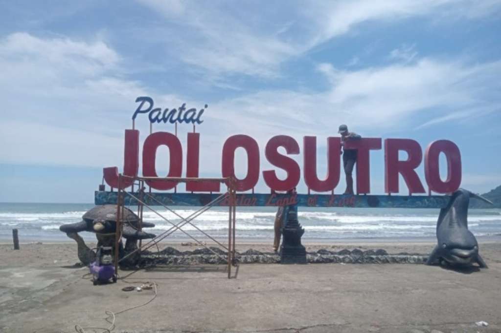 Pantai Jolosutro Menjadi Destinasi Wisata Perhutani Unggulan di Pesisir Blitar