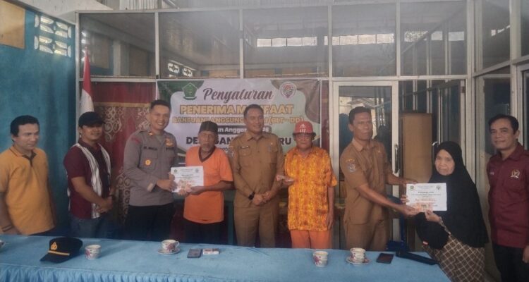 Pemdes Gandung Baru Bagikan BLT, Warga Diminta Gunakan Bijak Pemdes Gandung Baru Bagikan BLT, Warga Diminta Gunakan dengan Bijak