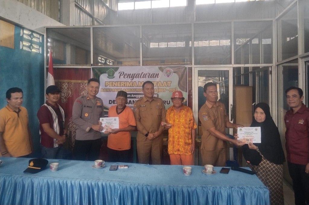 Pemdes Gandung Baru Bagikan BLT, Warga Diminta Gunakan dengan Bijak