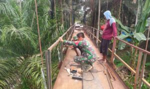 Perbaikan Jembatan Garuda, Babinsa Seluma Pastikan Keselamatan dan Akses Transportasi Warga
