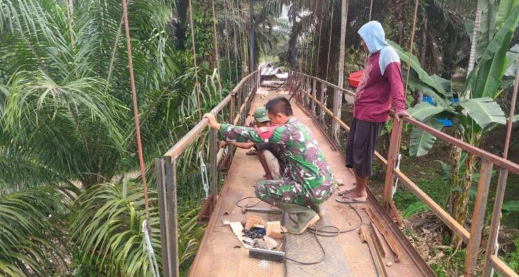 Perbaikan Jembatan Garuda, Babinsa Seluma Pastikan Keselamatan dan Akses Transportasi Warga