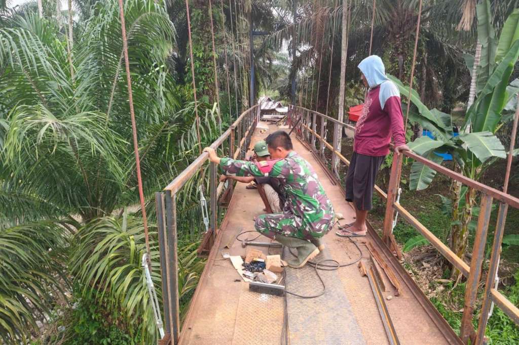 Perbaikan Jembatan Garuda, Babinsa Seluma Pastikan Keselamatan dan Akses Transportasi Warga