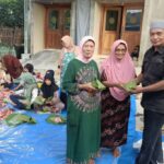 Ramah Lingkungan, Panitia Kurban Masjid Nurul Yaqin Blitar Bungkus Daging Pakai Daun Jati Ramah Lingkungan, Panitia Kurban Masjid Nurul Yaqin Blitar Bungkus Daging Pakai Daun Jati