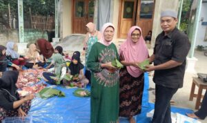 Ramah Lingkungan, Panitia Kurban Masjid Nurul Yaqin Blitar Bungkus Daging Pakai Daun Jati Ramah Lingkungan, Panitia Kurban Masjid Nurul Yaqin Blitar Bungkus Daging Pakai Daun Jati