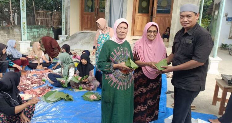 Ramah Lingkungan, Panitia Kurban Masjid Nurul Yaqin Blitar Bungkus Daging Pakai Daun Jati Ramah Lingkungan, Panitia Kurban Masjid Nurul Yaqin Blitar Bungkus Daging Pakai Daun Jati