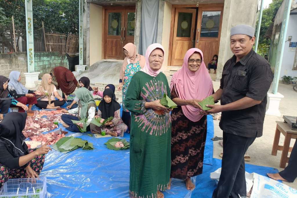 Ramah Lingkungan, Panitia Kurban Masjid Nurul Yaqin Blitar Bungkus Daging Pakai Daun Jati