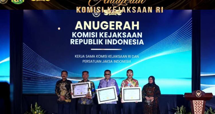 Sabet Penghargaan Terbaik III Nasional dari Komjak RI, Kajati Bengkulu Minta Jajaran Genjot Kinerja Sabet Penghargaan Terbaik III Nasional dari Komjak RI, Kajati Bengkulu Minta Jajaran Genjot Kinerja