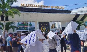 Sambut Kajati Bengkulu Baru dengan Demo, Massa FABB Sodorkan Rapor 10 Kasus Korupsi Sambut Kajati Bengkulu Baru dengan Demo, Massa FABB Sodorkan Rapor 10 Kasus Korupsi