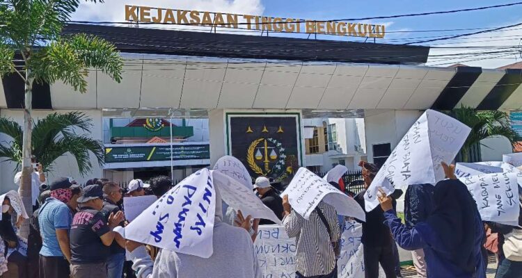 Sambut Kajati Bengkulu Baru dengan Demo, Massa FABB Sodorkan Rapor 10 Kasus Korupsi Sambut Kajati Bengkulu Baru dengan Demo, Massa FABB Sodorkan Rapor 10 Kasus Korupsi