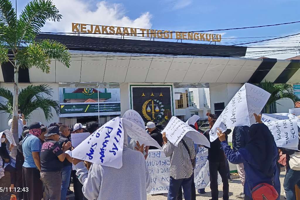 Sambut Kajati Bengkulu Baru dengan Demo, Massa FABB Sodorkan Rapor 10 Kasus Korupsi
