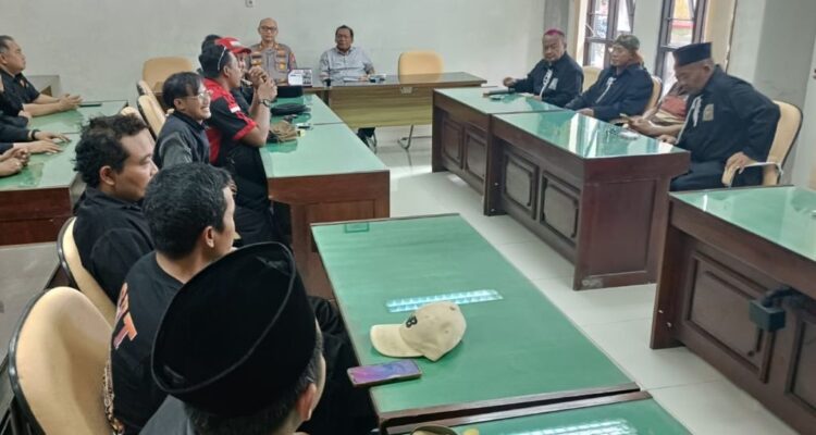 Ratusan Anggota PSHT Cabang Kabupaten Blitar Geruduk DPRD