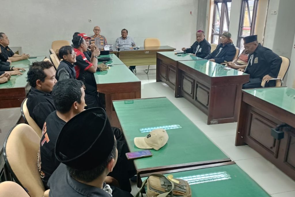 Ratusan Anggota PSHT Cabang Kabupaten Blitar Geruduk DPRD