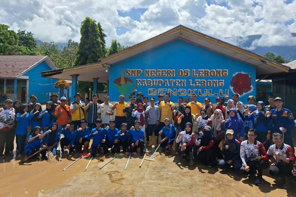 Wabup Lebong Bersama TNI-Polri Bersihkan Sekolah Terdampak Banjir