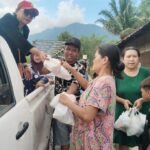 pembagian bantuan di kecamatan Uram Jaya