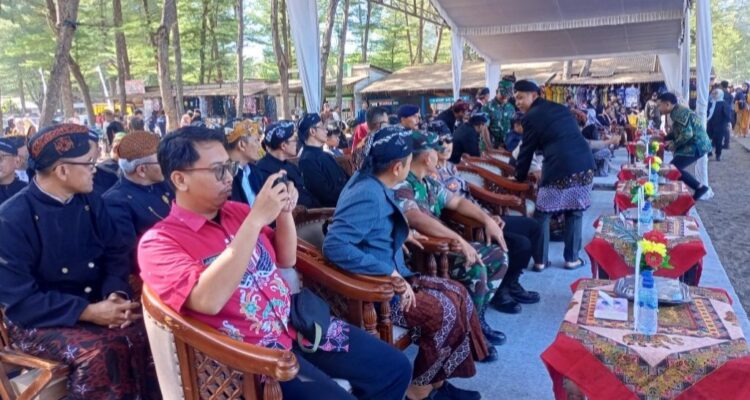 Dukung Pelestarian Budaya dan Wisata, Perhutani KPH Blitar Hadiri Larung Sesaji Pantai Serang