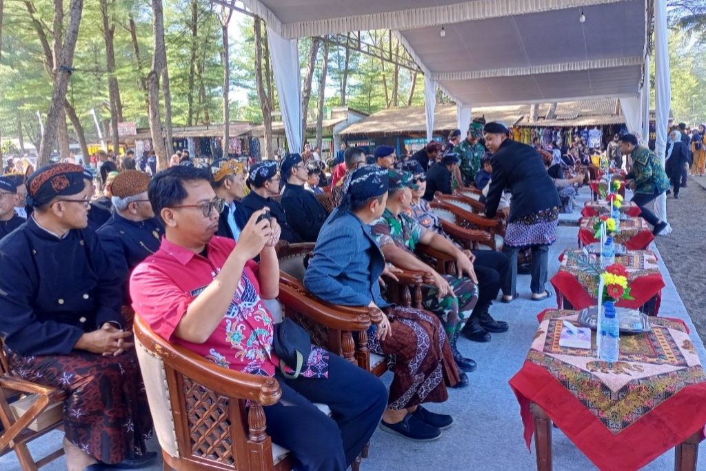 Dukung Pelestarian Budaya dan Wisata, Perhutani KPH Blitar Hadiri Larung Sesaji Pantai Serang