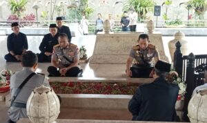 Hari Bhayangkara ke-80, Kapolri Jenderal Listyo Sigit Ziarah ke Makam Bung Karno di Blitar Hari Bhayangkara ke-80, Kapolri Jenderal Listyo Sigit Ziarah ke Makam Bung Karno di Blitar