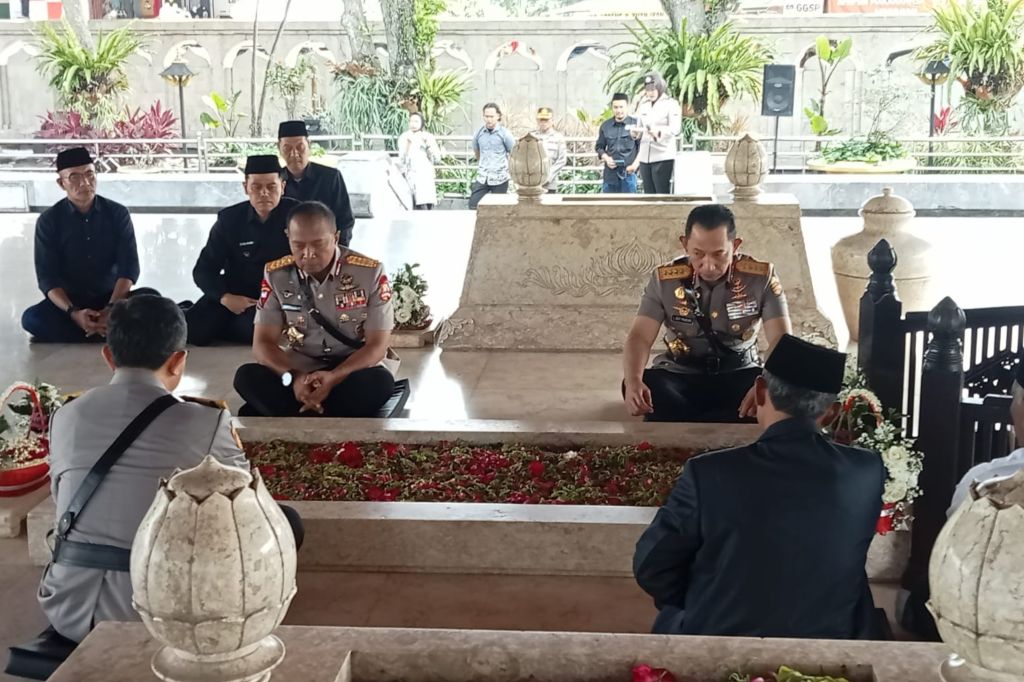 Hari Bhayangkara ke-80, Kapolri Jenderal Listyo Sigit Ziarah ke Makam Bung Karno di Blitar