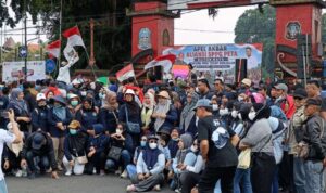 Kumpulkan Ribuan Massa di Alun-Alun, Aliansi SPPG Blitar Raya Dukung Keberlanjutan Program MBG