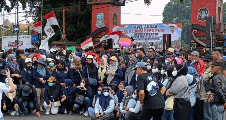 Kumpulkan Ribuan Massa di Alun-Alun, Aliansi SPPG Blitar Raya Dukung Keberlanjutan Program MBG