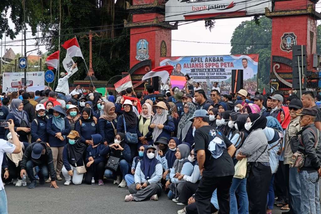 Kumpulkan Ribuan Massa di Alun-Alun, Aliansi SPPG Blitar Raya Dukung Keberlanjutan Program MBG