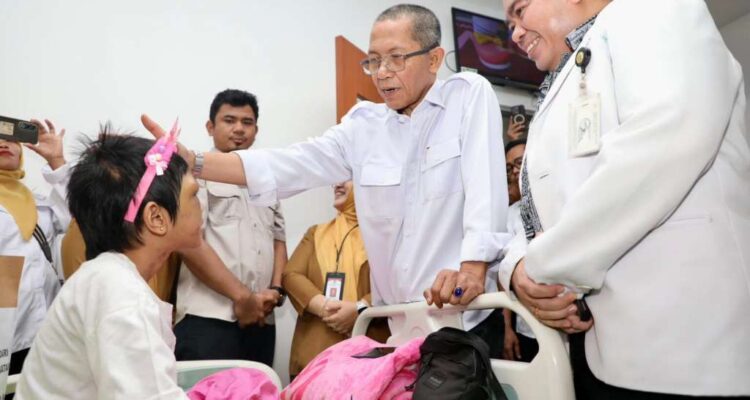 Kunjungi RSUD Embung Fatimah, Wali Kota Batam Jamin Pendidikan Anak Korban Penganiayaan Kunjungi RSUD Embung Fatimah, Wali Kota Batam Jamin Pendidikan Anak Korban Penganiayaan
