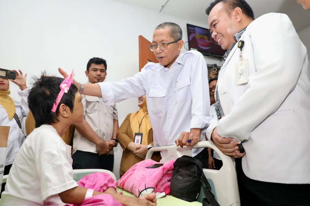 Kunjungi RSUD Embung Fatimah, Wali Kota Batam Jamin Pendidikan Anak Korban Penganiayaan