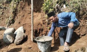 Pemdes Mangkurajo Mulai Pembangunan Pelapis Tebing di Dusun II