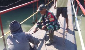 Anggota TNI Kodim 0425/Seluma Terlibat langsung dalam percepatan Konoktovitas Antar Desa. (doc)