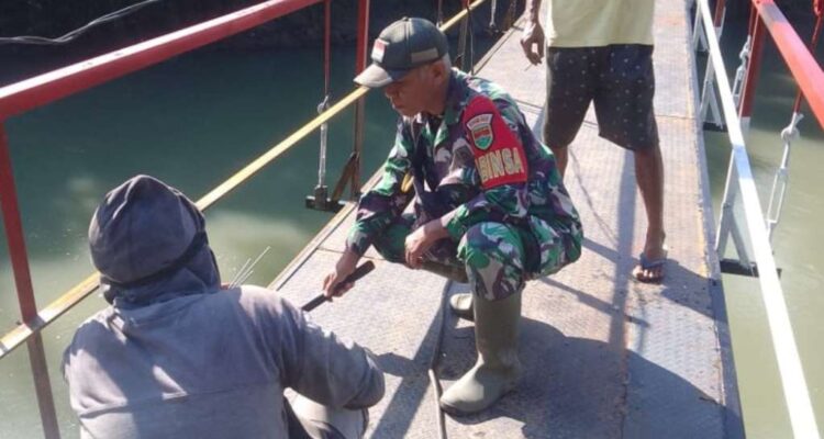 Anggota TNI Kodim 0425/Seluma Terlibat langsung dalam percepatan Konoktovitas Antar Desa. (doc)