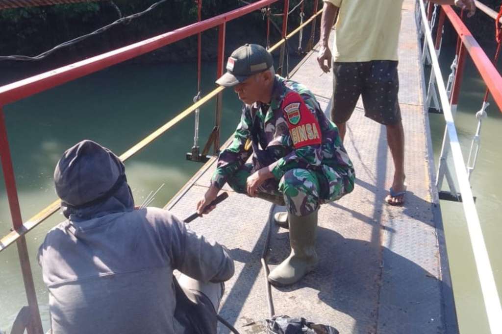 Anggota TNI Kodim 0425/Seluma Terlibat langsung dalam percepatan Konoktovitas Antar Desa. (doc)