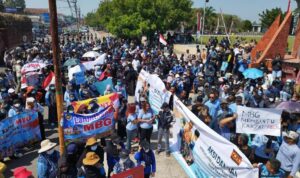 Ratusan Massa Gelar Aksi Damai di Pemkab Blitar, Desak Keberlanjutan Program MBG