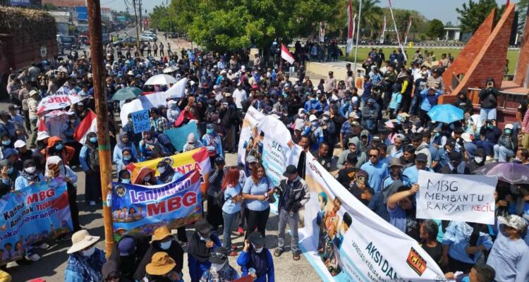 Ratusan Massa Gelar Aksi Damai di Pemkab Blitar, Desak Keberlanjutan Program MBG Ratusan Massa Gelar Aksi Damai di Pemkab Blitar, Desak Keberlanjutan Program MBG