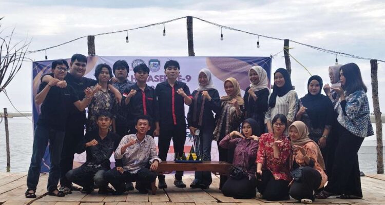 Rekor 150 Peserta, HIMASEL Tanam 100 Cemara Laut di HUT ke-9 dan Diksar VIII