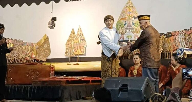 Sambut 1 Suro, Pemdes Tambakrejo Gelar Bersih Desa Berbalut Wayang Kulit dan Larung Sesaji