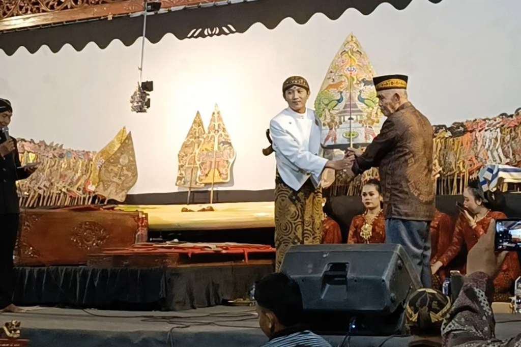 Sambut 1 Suro, Pemdes Tambakrejo Gelar Bersih Desa Berbalut Wayang Kulit dan Larung Sesaji