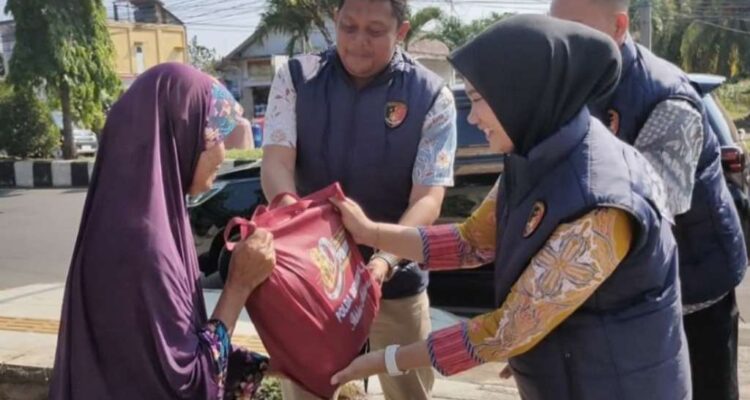 Sambut HUT 80 Polri, Ditreskrimsus Polda Bengkulu Sisir Warga Kurang Mampu untuk Berbagi Sembako Sambut HUT 80 Polri, Ditreskrimsus Polda Bengkulu Sisir Warga Kurang Mampu untuk Berbagi Sembako