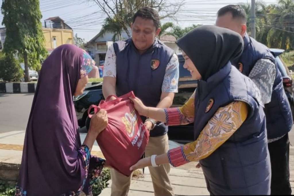 Sambut HUT 80 Polri, Ditreskrimsus Polda Bengkulu Sisir Warga Kurang Mampu untuk Berbagi Sembako