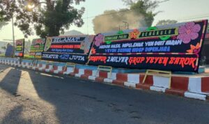'Selamat Membusuk di Penjara', Polda Bengkulu Dibanjiri Papan Bunga Korban Cik Obooy