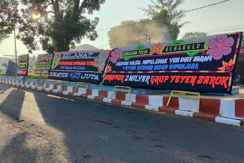 'Selamat Membusuk di Penjara', Polda Bengkulu Dibanjiri Papan Bunga Korban Cik Obooy