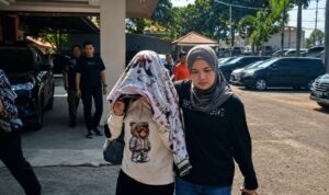 Sembunyi di Lampung, Yeyen alias 'Cik Obooy' Ratu Arisan Bodong Dijemput Paksa Polda
