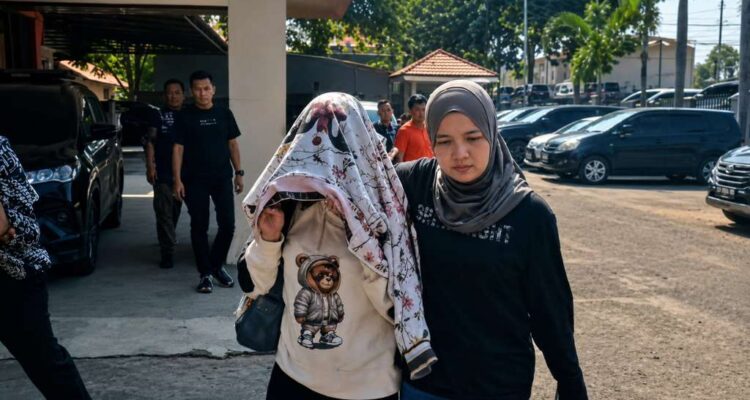 Sembunyi di Lampung, Yeyen alias 'Cik Obooy' Ratu Arisan Bodong Dijemput Paksa Polda