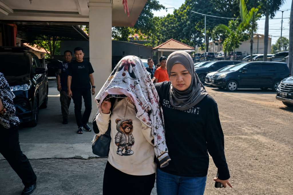 Sembunyi di Lampung, Yeyen alias 'Cik Obooy' Ratu Arisan Bodong Dijemput Paksa Polda