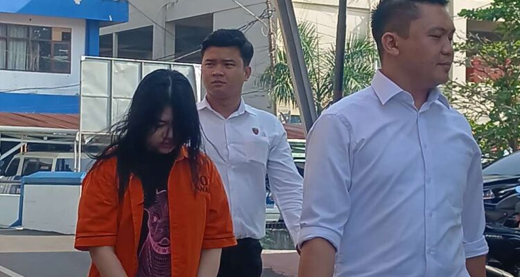 Tangan Terborgol dan Berompi Tahanan, 'Cik Obooy' Kembali Diperiksa Intensif di Polda Bengkulu